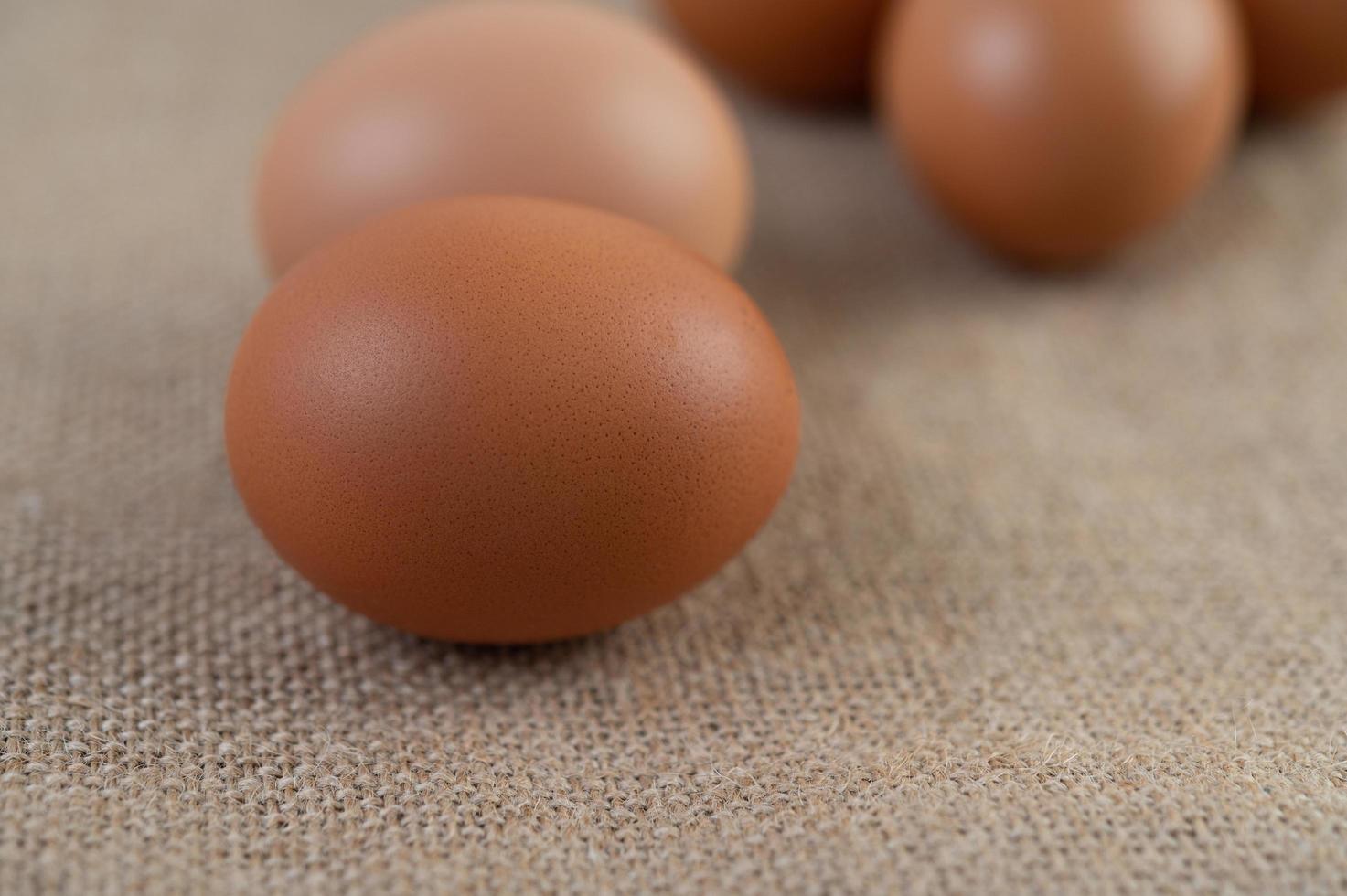 rauwe biologische eieren op een hennepzak foto