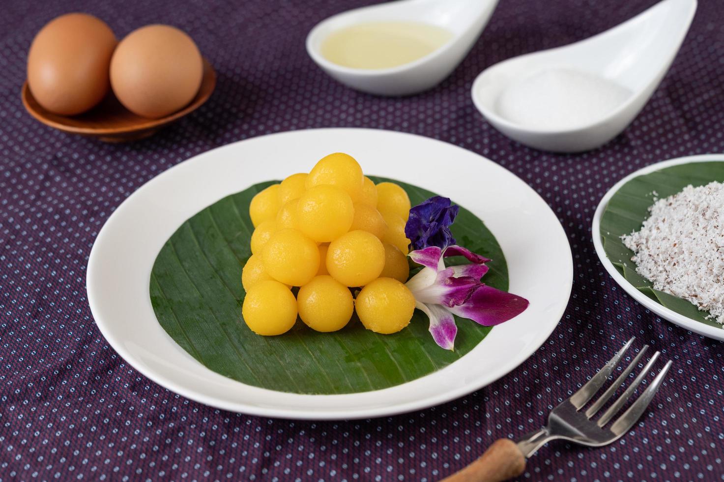 thong yod, thais dessert op een bananenblad foto