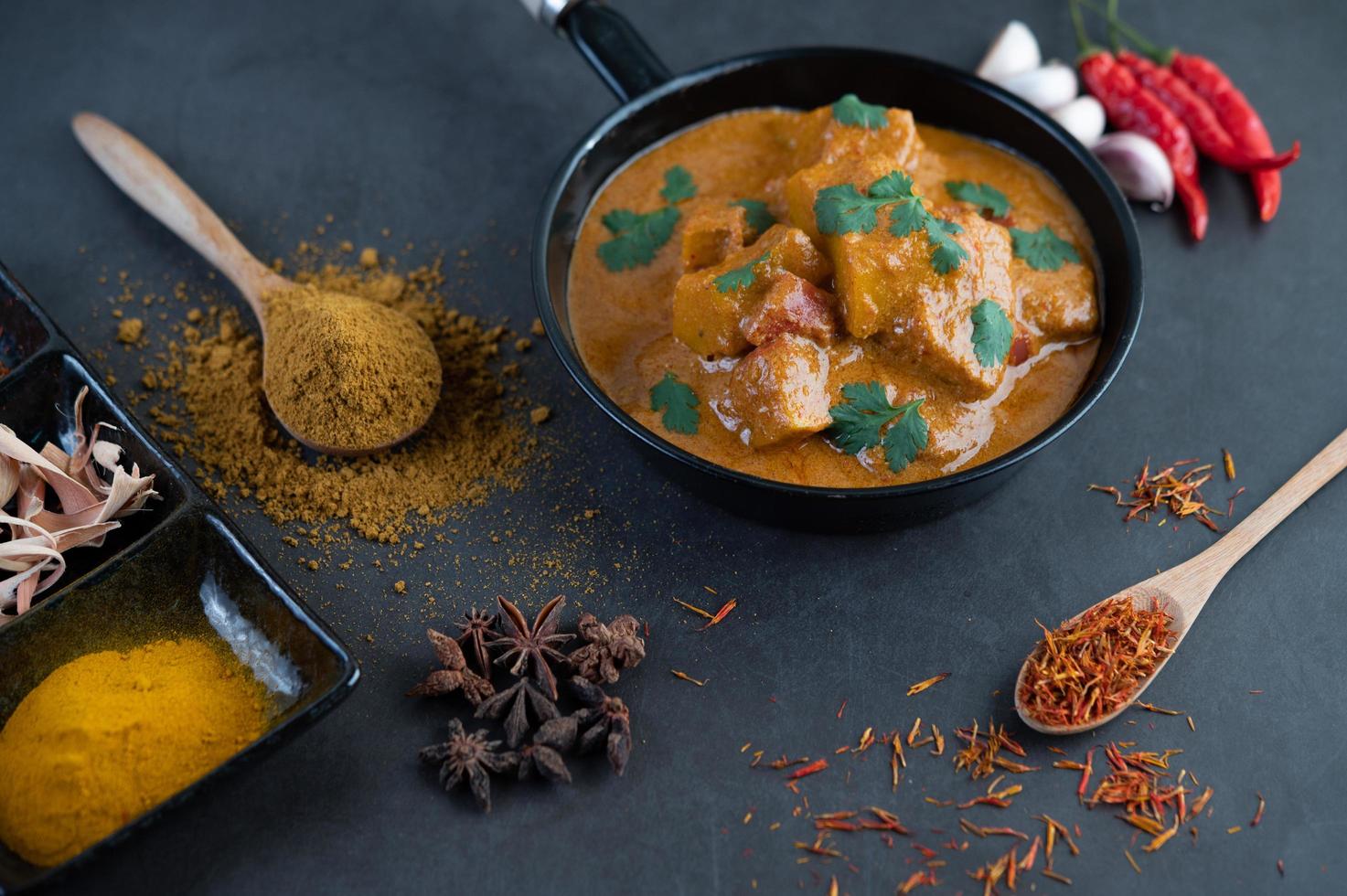 massaman curry met traditionele kruiden foto