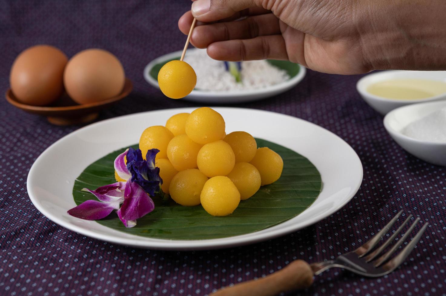 thong yod, thais dessert op een bananenblad foto