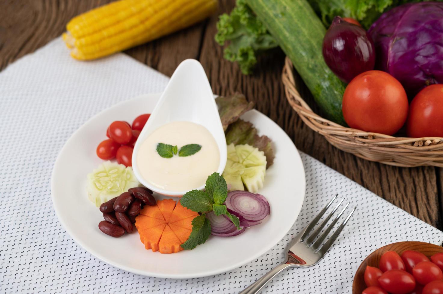 ingrediënten voor saladedressing in kopjes foto