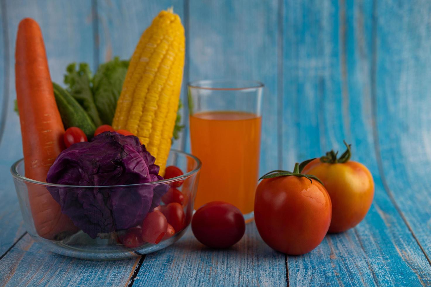 tomaten, wortelen, komkommers en paarse kool foto