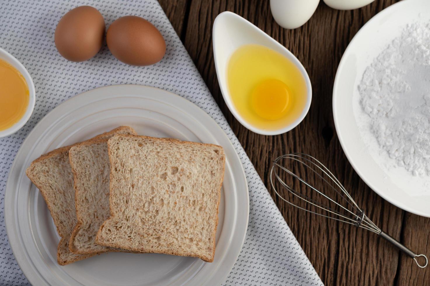 ingrediënten van eieren, brood en tapiocameel foto