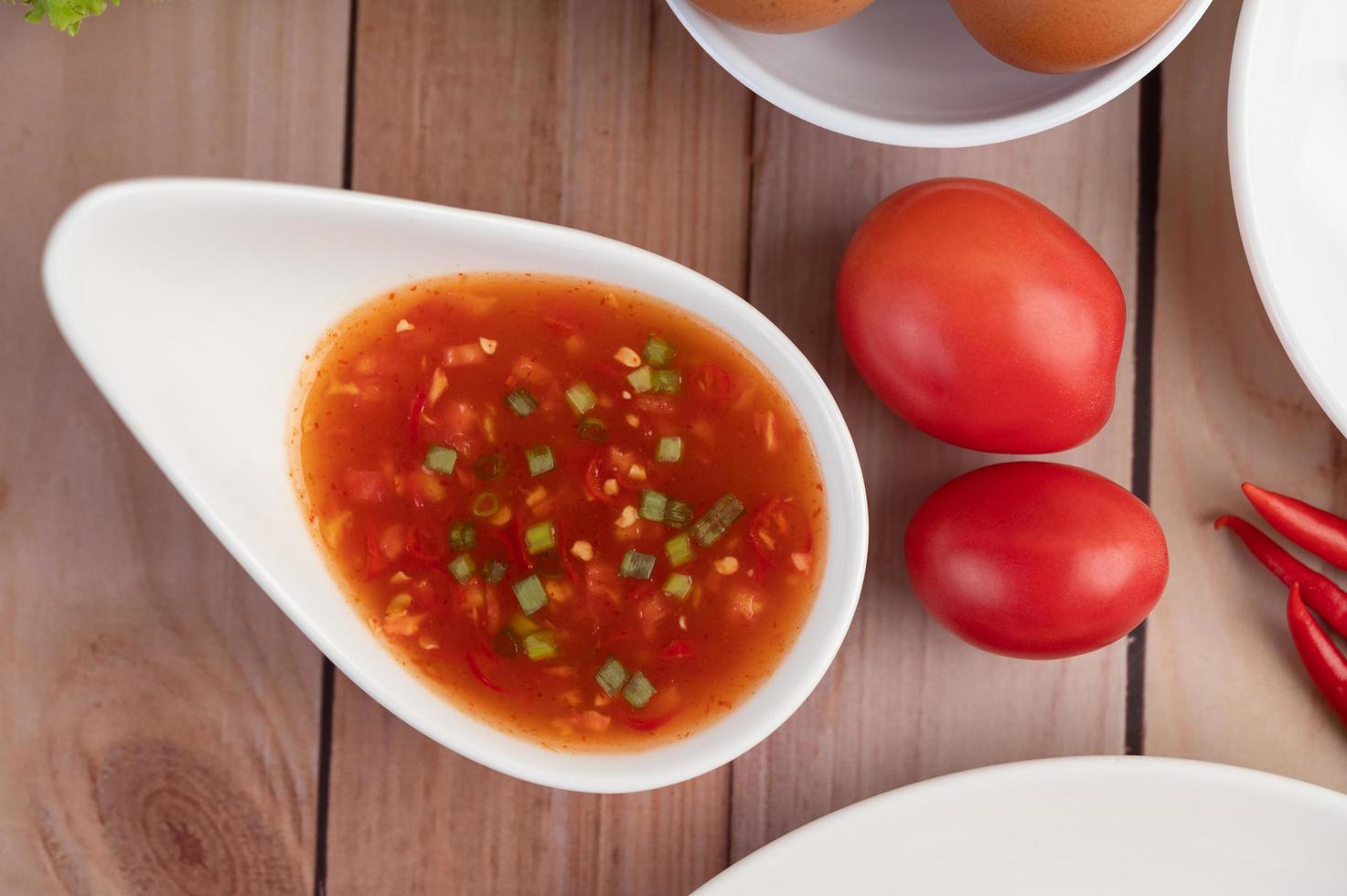 tomaten en saus in een witte schaal foto