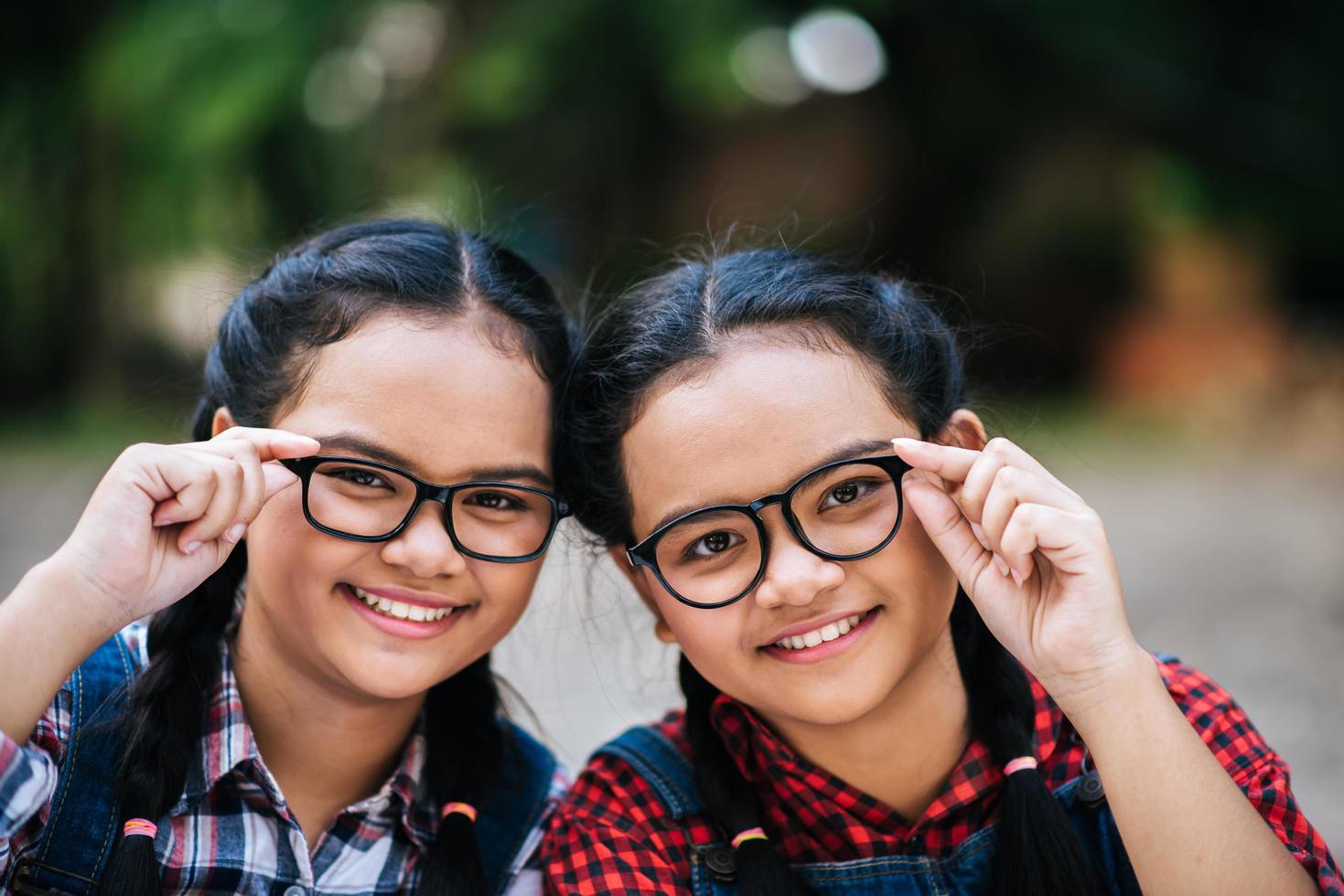 schoonheid portret van twee jonge meisjes camera kijken foto