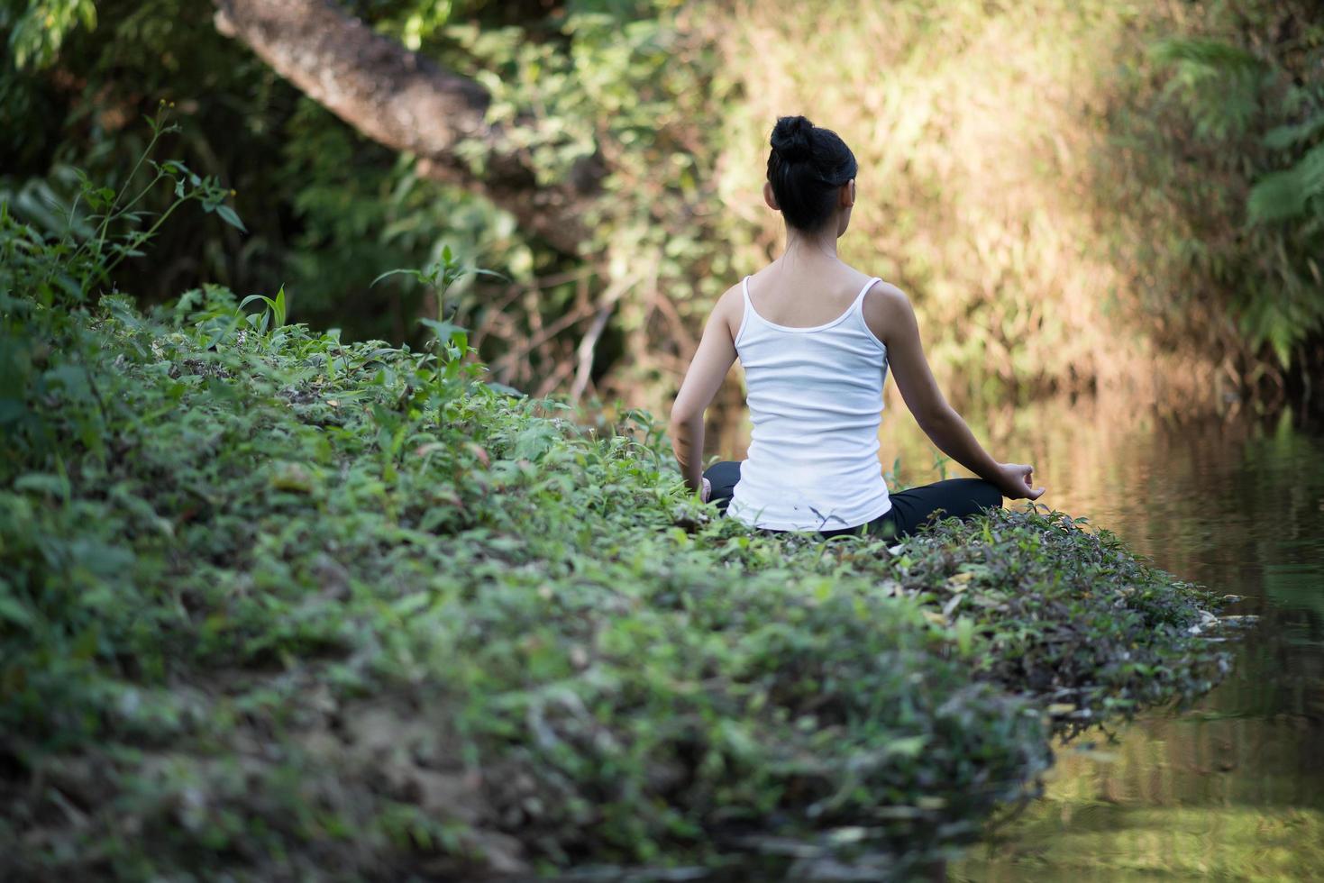 vrouw in yoga vormen buiten in de natuur foto