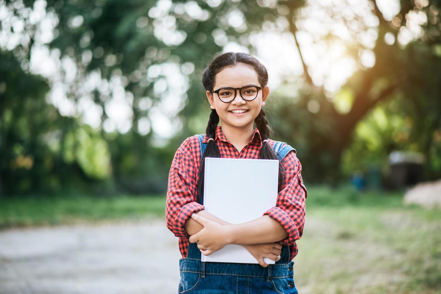 jonge vrouwelijke student met een boek foto