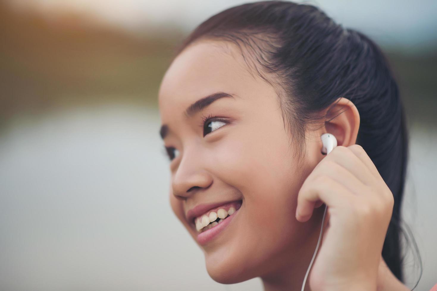 fitness tiener met koptelefoon luisteren muziek tijdens haar training foto