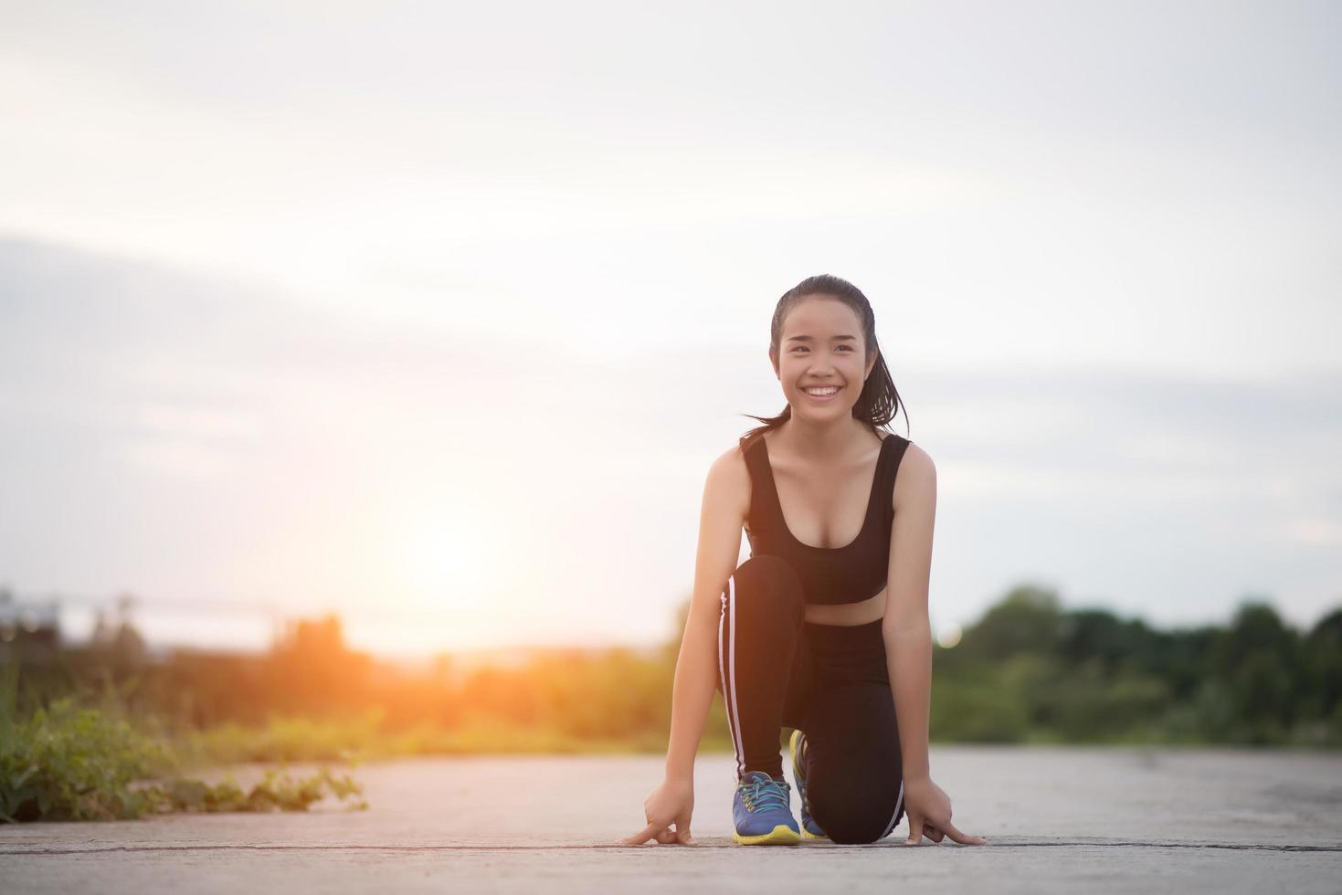 jonge atleet klaar om te beginnen met rennen foto