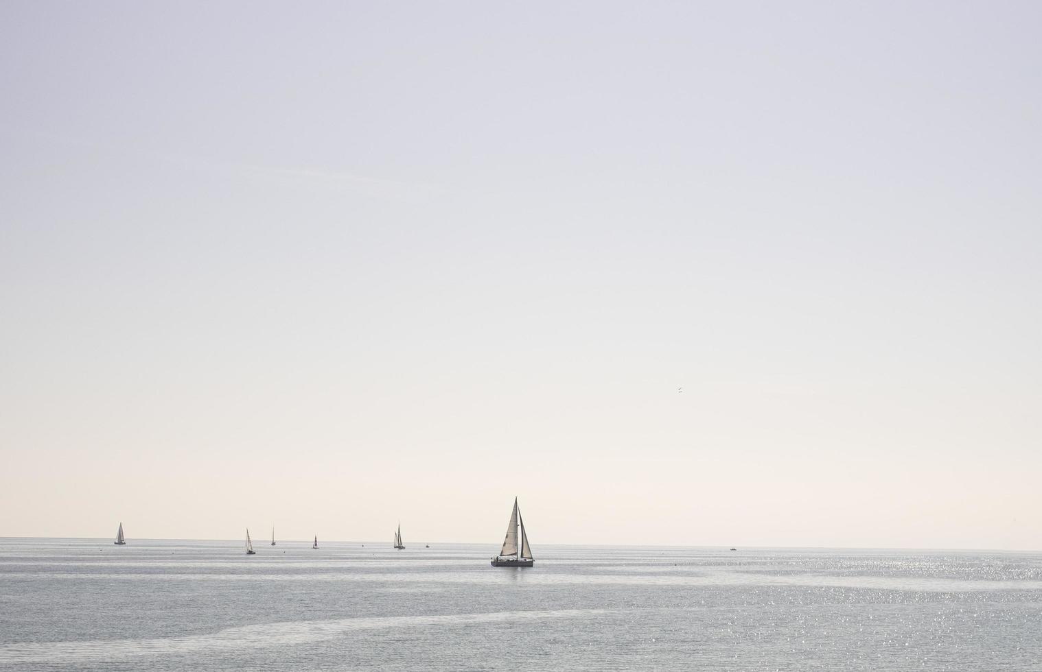 zeilboot zeilen in de zee op een heldere dag foto
