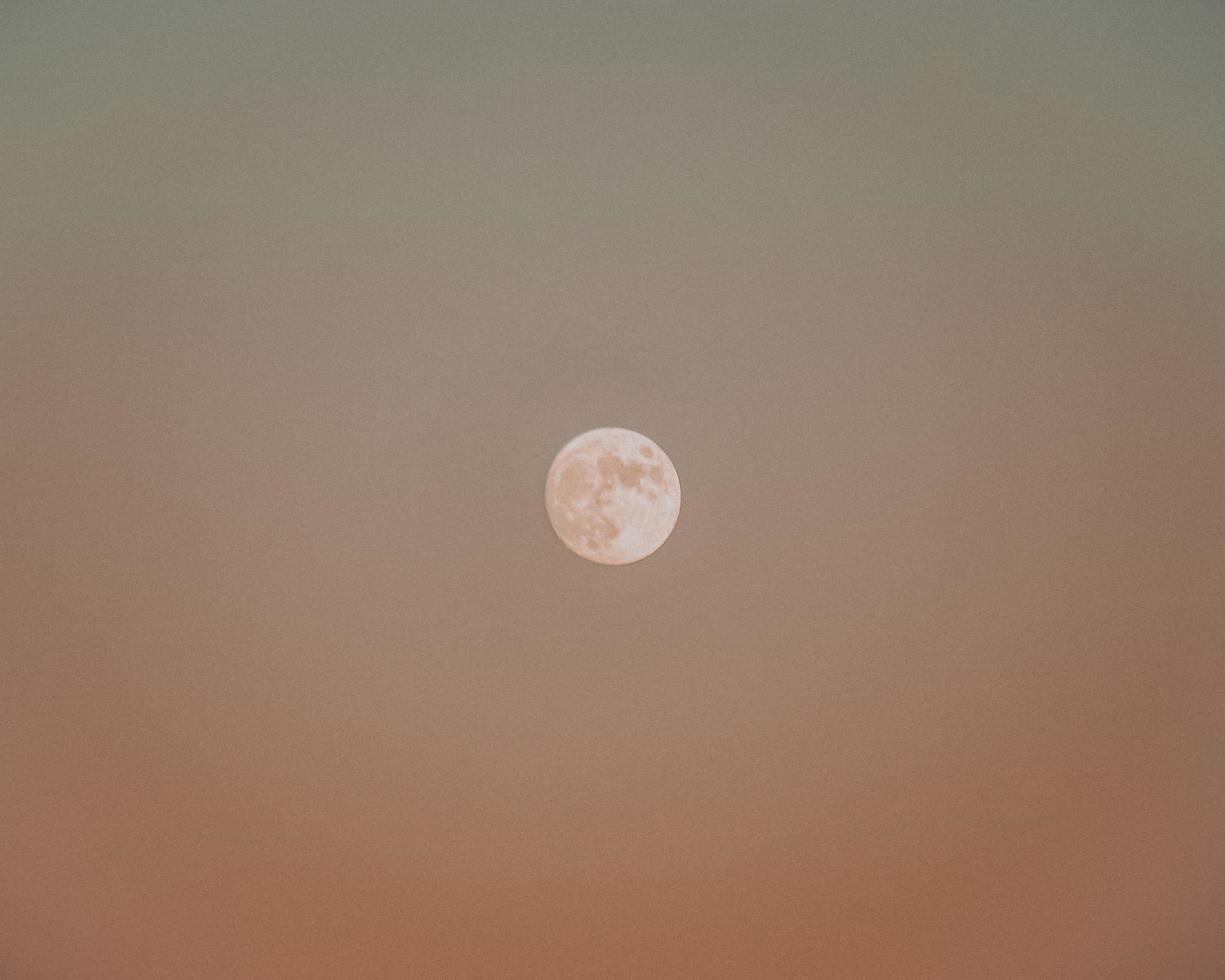 volle maan aan de hemel foto