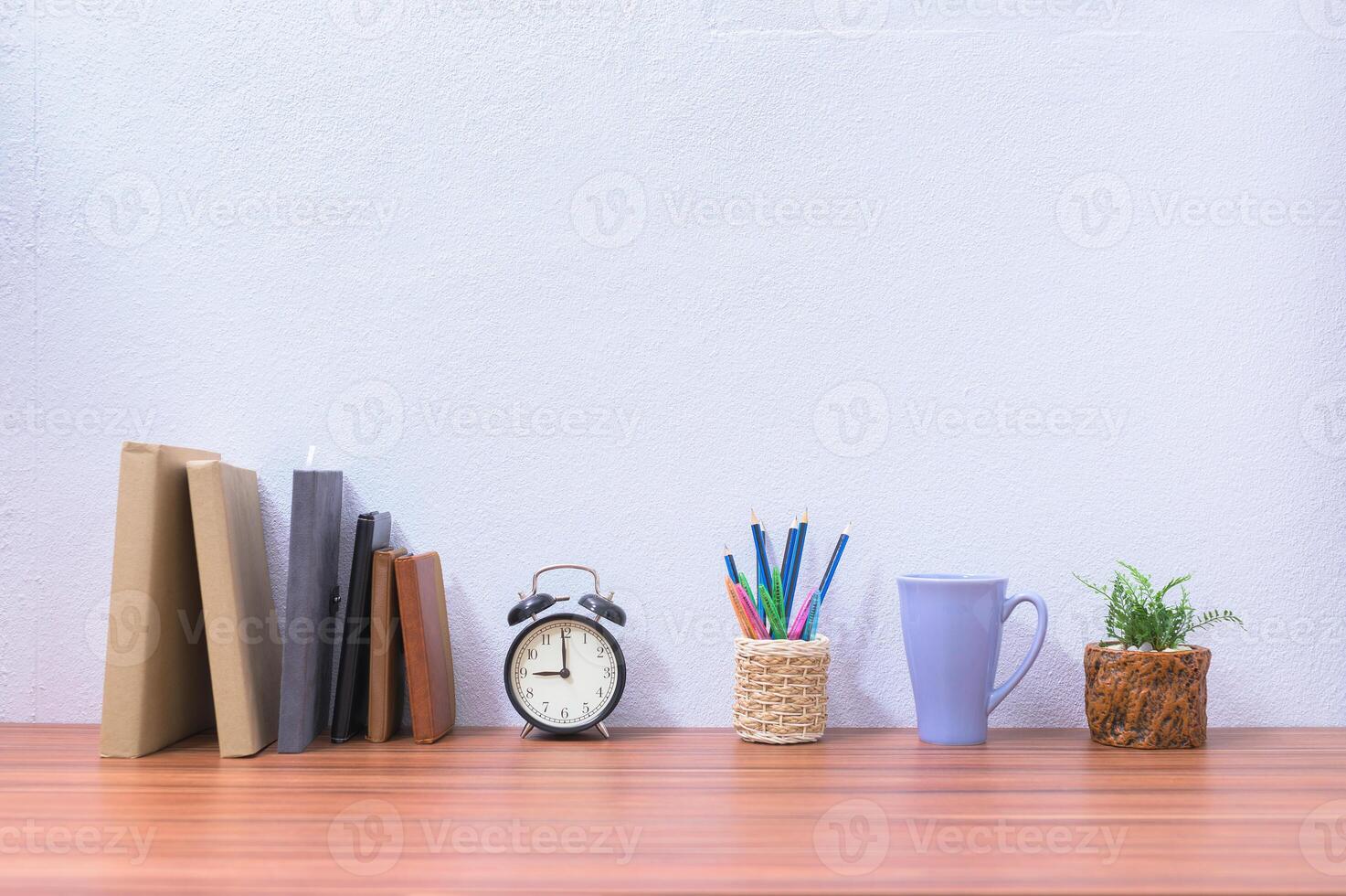 boeken op het bureau op kantoor foto