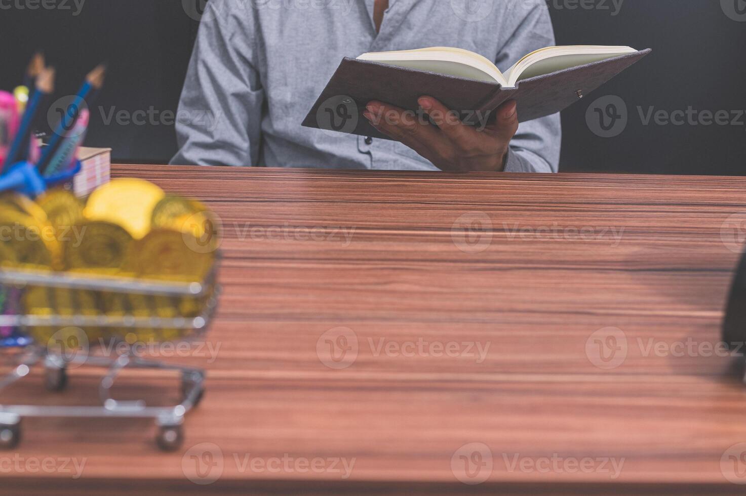 man leest een boek aan zijn bureau foto