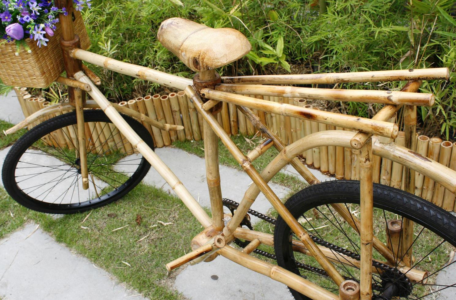 bamboe fiets met boeket foto