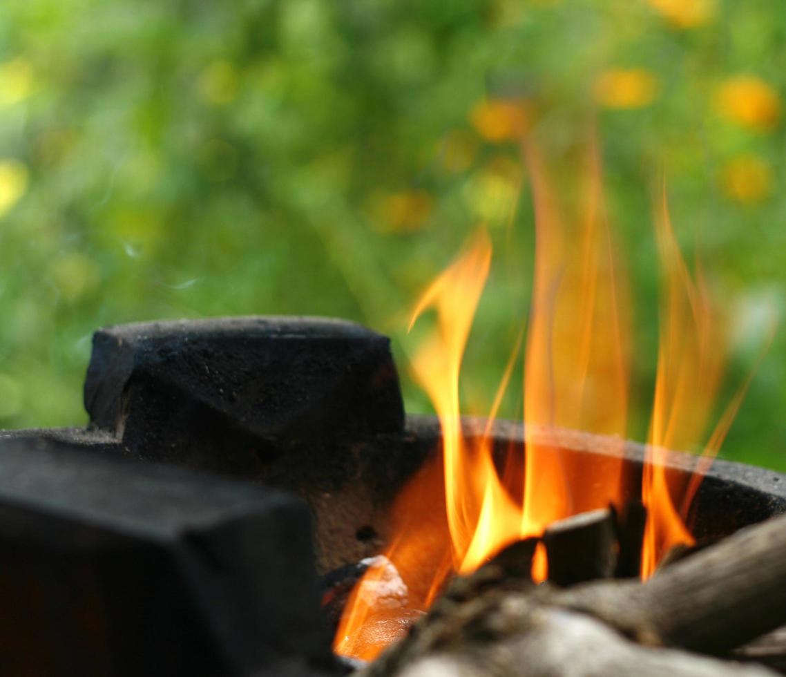 brandend hout in hete kachel, thailand traditionele stijl van koken foto