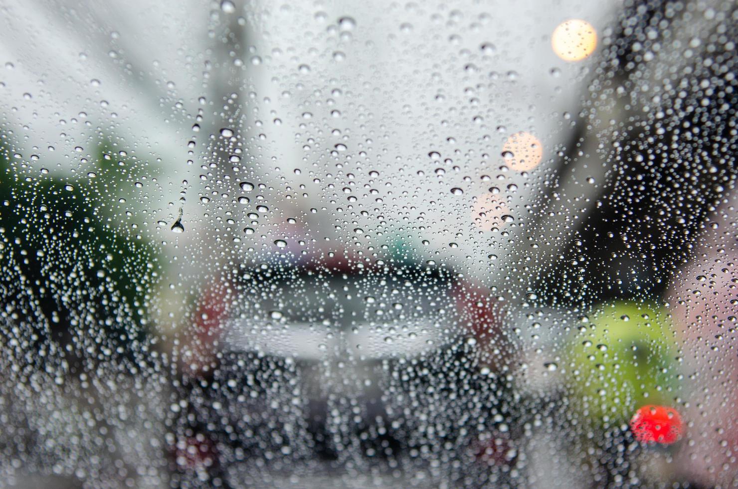 regen wazig verkeersopstopping foto