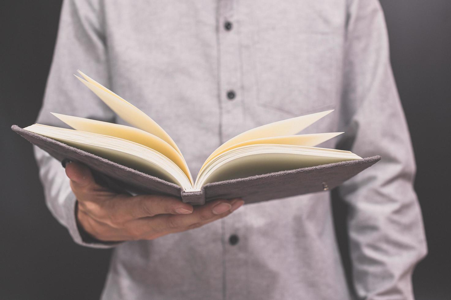 hand met een boek foto