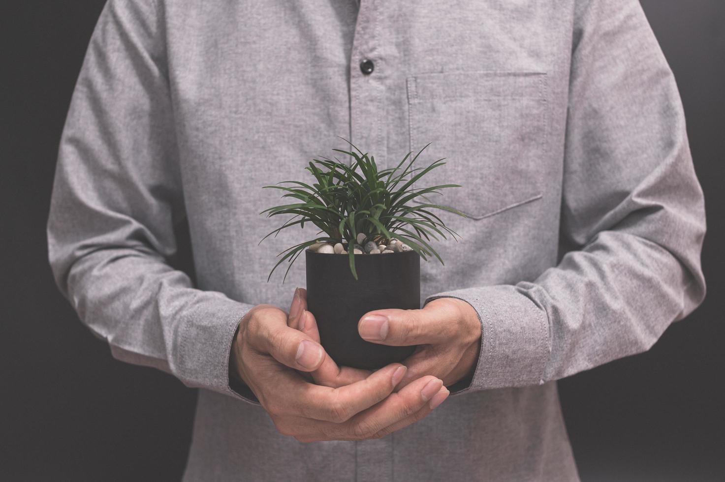 hand met een bloempot foto