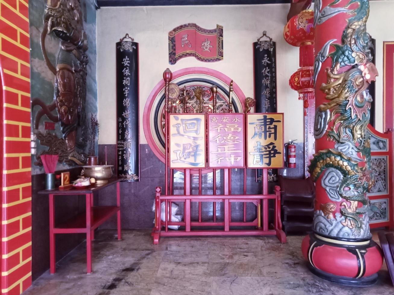 malang, Indonesië, Aan januari-07-2023. opwinding Aan Chinese nieuw jaar vooravond. eng een kiong tempel, een plaats van aanbidden voor drie religies, confucianisme, taoïsme en Boeddhisme. foto