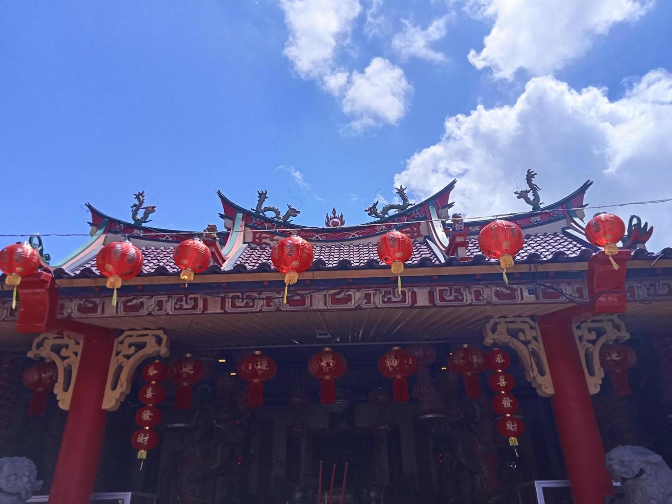 malang, Indonesië, Aan januari-07-2023. opwinding Aan Chinese nieuw jaar vooravond. eng een kiong tempel, een plaats van aanbidden voor drie religies, confucianisme, taoïsme en Boeddhisme. foto