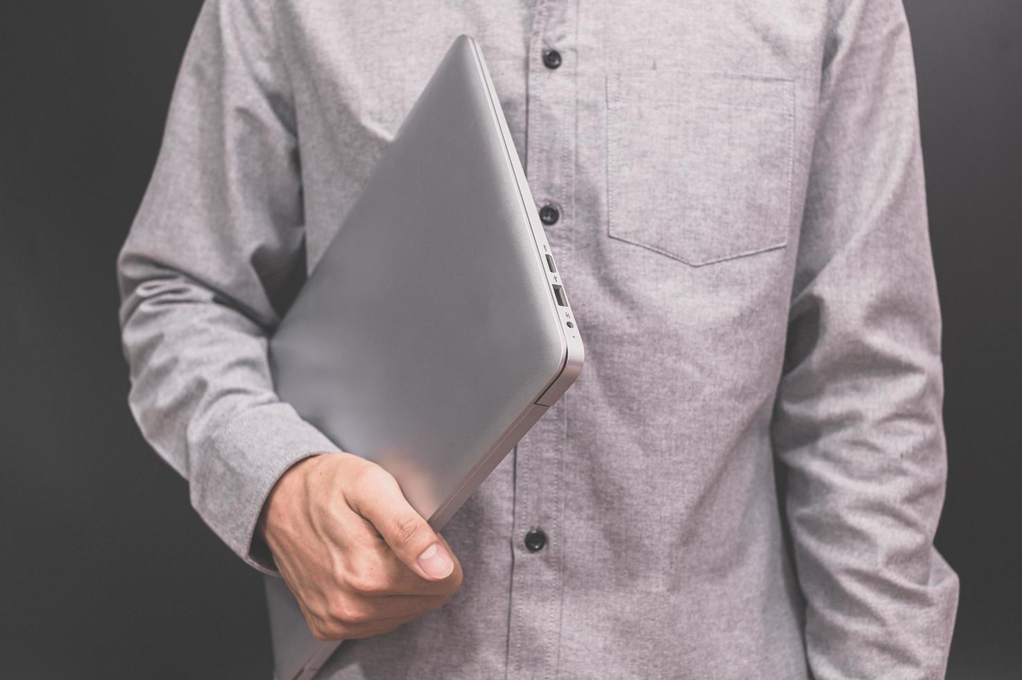 een zakenman met een laptopcomputer foto