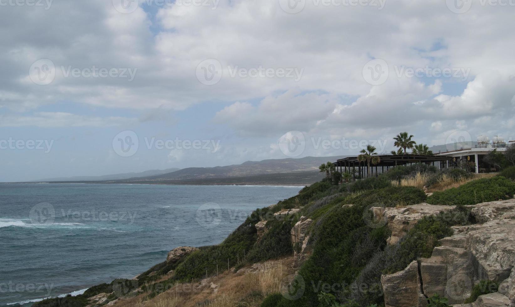 zeegezicht in Cyprus in bewolkt dag foto