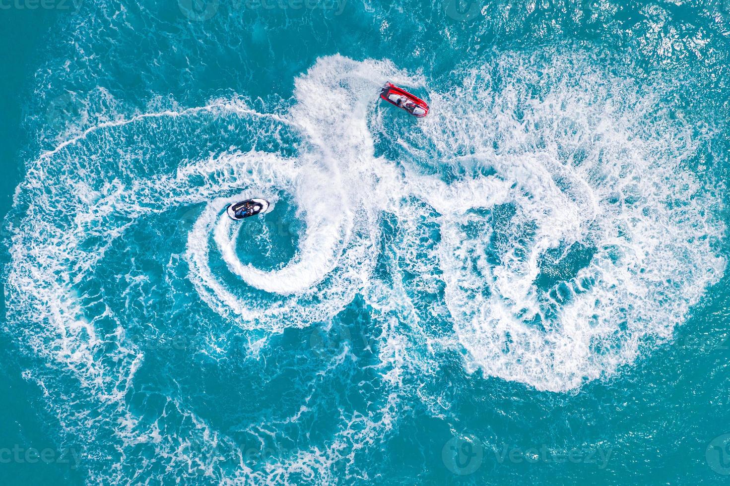 mensen zijn spelen een Jet ski in de zee. antenne visie. top uitzicht.geweldig natuur achtergrond. avontuur en recreatief sport werkzaamheid in Doorzichtig turkoois zee water Bij tropisch strand. zomer sport pret foto