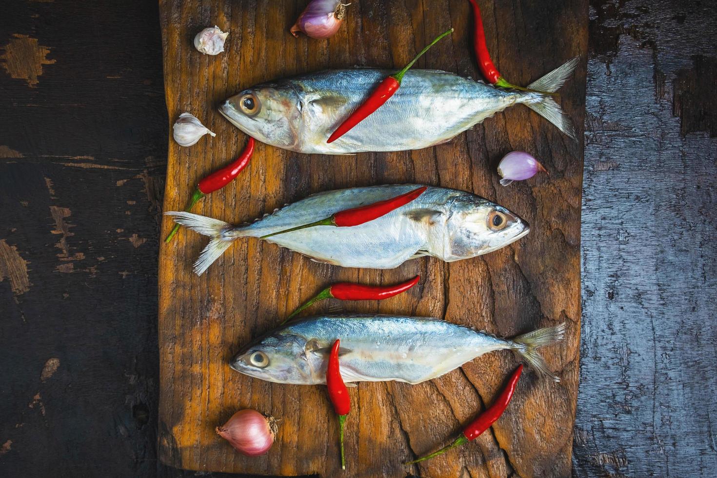 makreel vis op houten snijplank foto