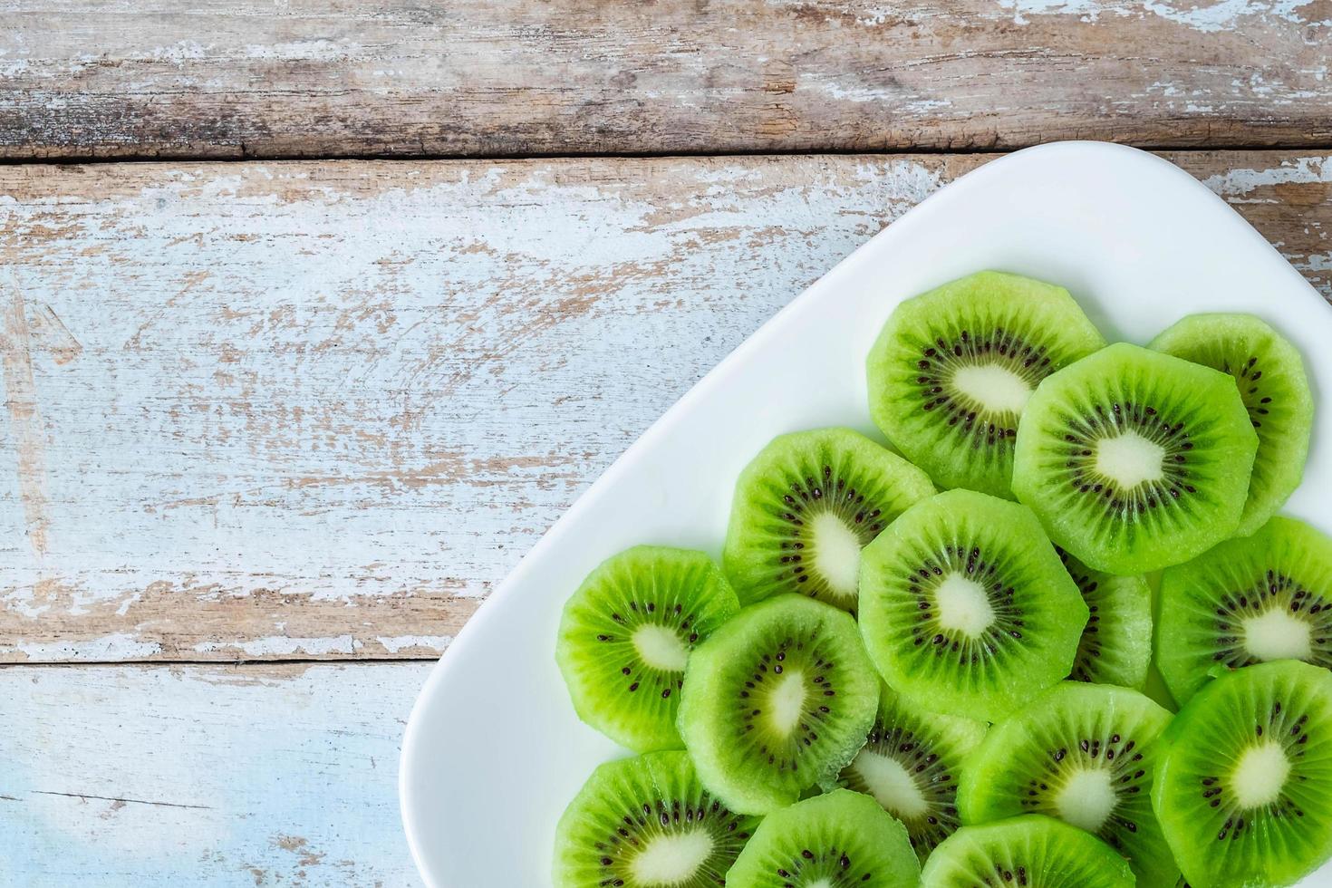 groene kiwi op een bord foto