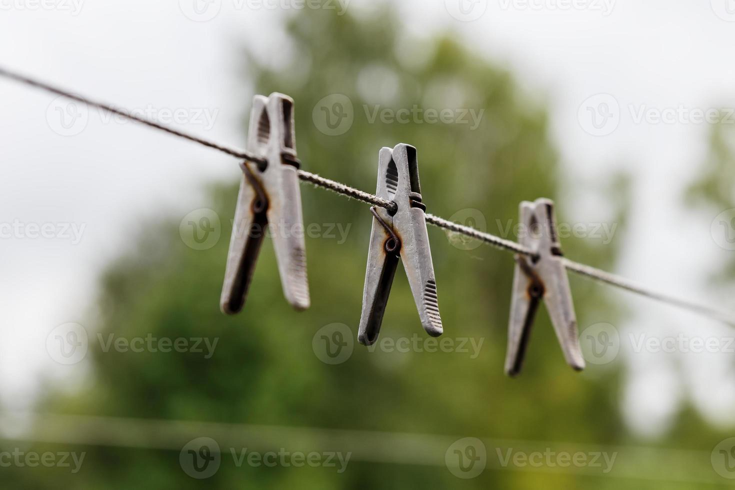 wasknijpers hangende Aan een touw. wazig achtergrond. foto