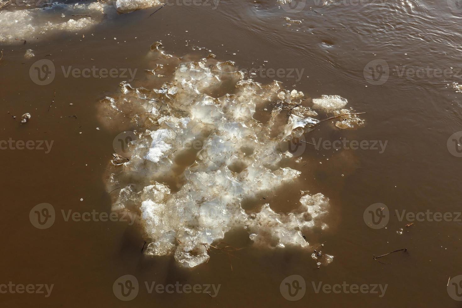 ijs ijsschots drijvend in de water. voorjaar overstroming foto