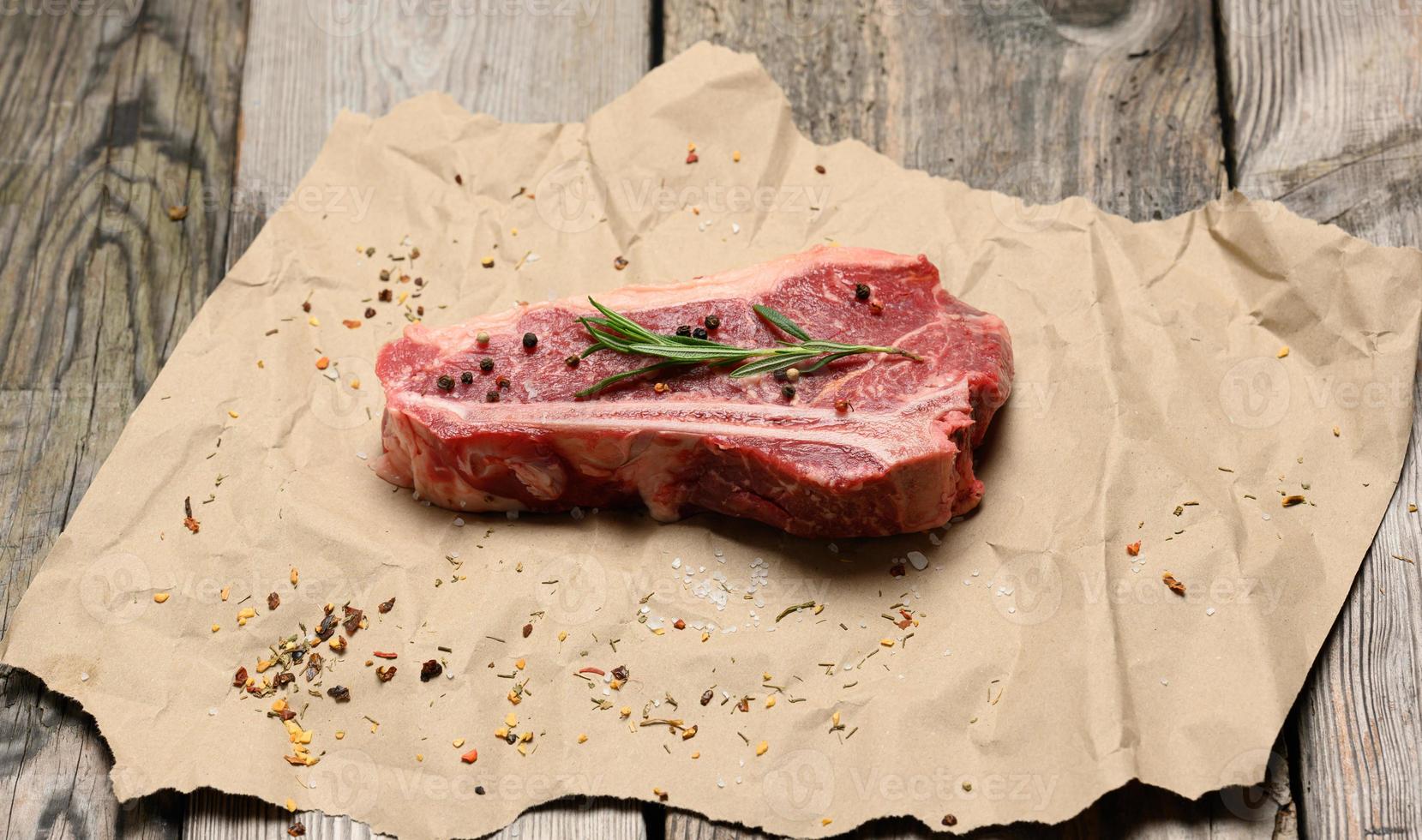 vers rauw stuk van rundvlees vlees, striploin steak Aan een papier achtergrond, top visie. gemarmerd stuk van vlees foto