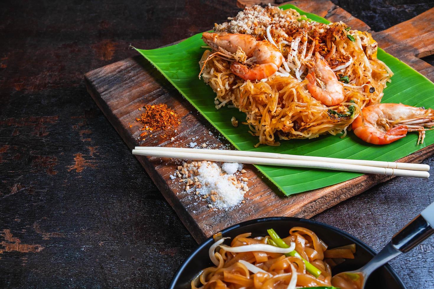 pad thai garnalen op bananenblad foto