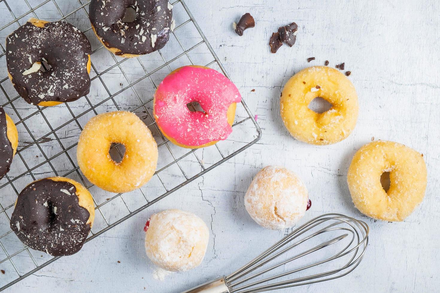 bovenaanzicht van diverse donuts foto