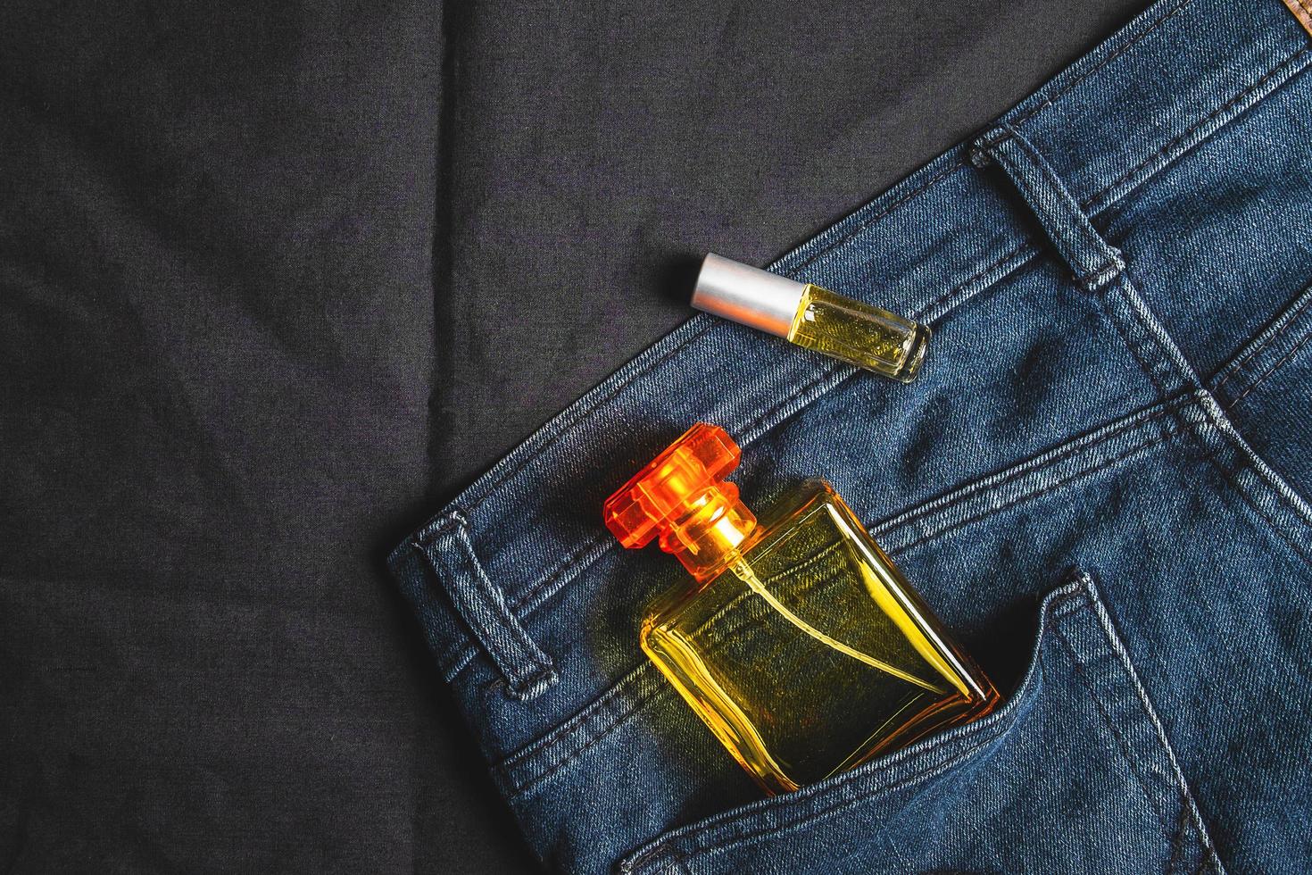 parfumflesjes en geuren in jeanszakken foto