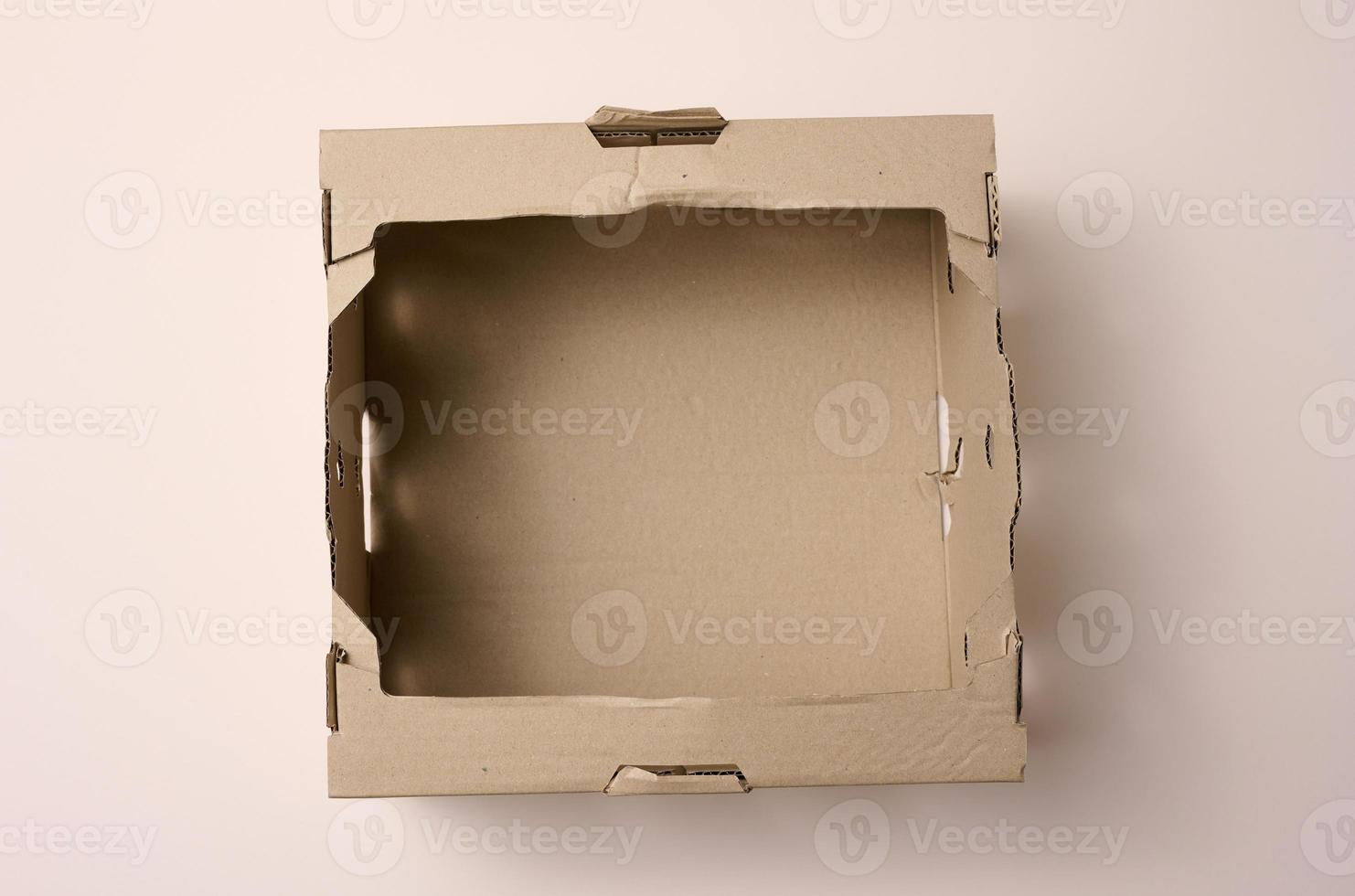 leeg Open doos van bruin karton, top visie, concept van inpakken dingen foto