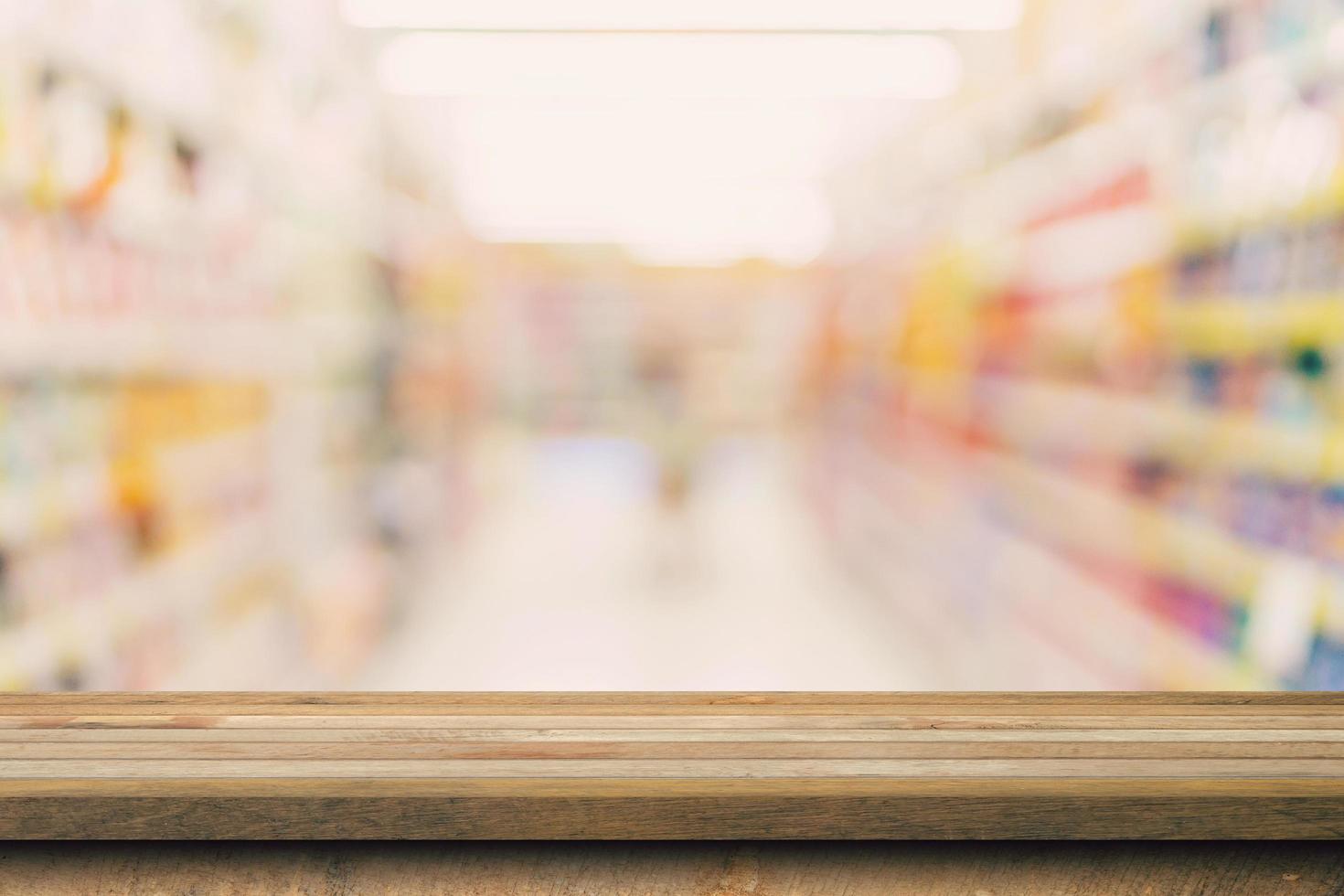 hout tafel top Aan wazig achtergrond van boodschappen doen winkelcentrum, ruimte voor montage uw Product. foto