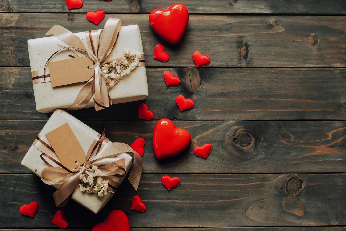 geschenk doos met boog lint en papier harten Aan houten tafel voor valentijnsdag dag. kopiëren ruimte. foto