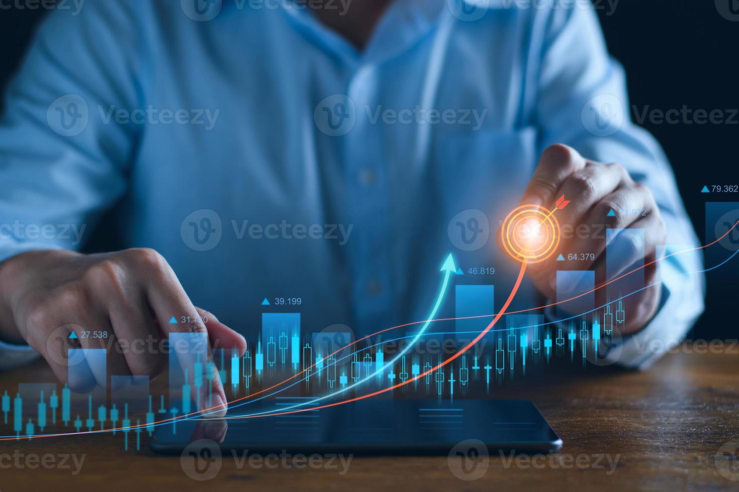 bedrijf analyse, bedrijf winsten. zakenman analyseren winst tabel trends, maken investering plannen, handel aandelen, economisch trends, instelling toekomst doelen. Aan een digitaal diagram gegevens Scherm tablet. foto