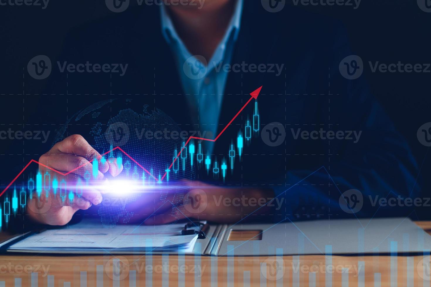 bedrijf analyse, bedrijf winsten. zakenman analyseren winst tabel trends, maken investering plannen, handel aandelen, economisch trends, instelling toekomst doelen. analyseren investering risico's. foto