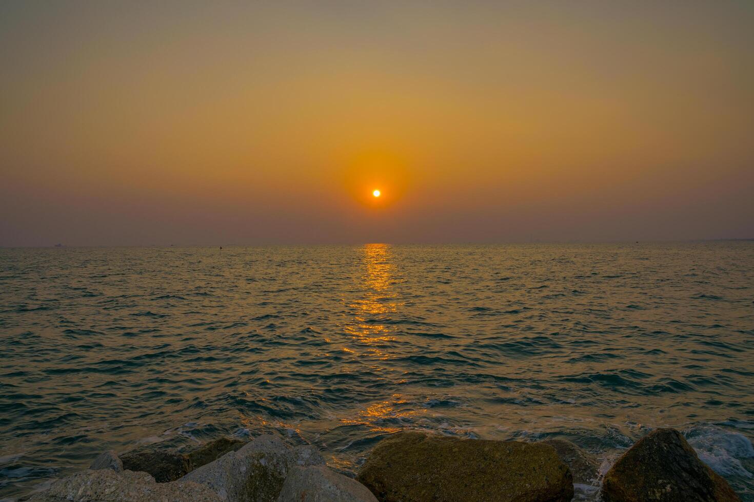 kleurrijke zonsondergang aan zee foto