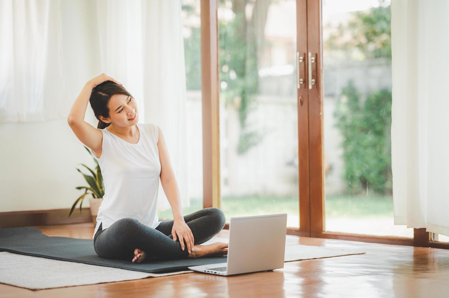 vrouw die virtuele yoga doet foto