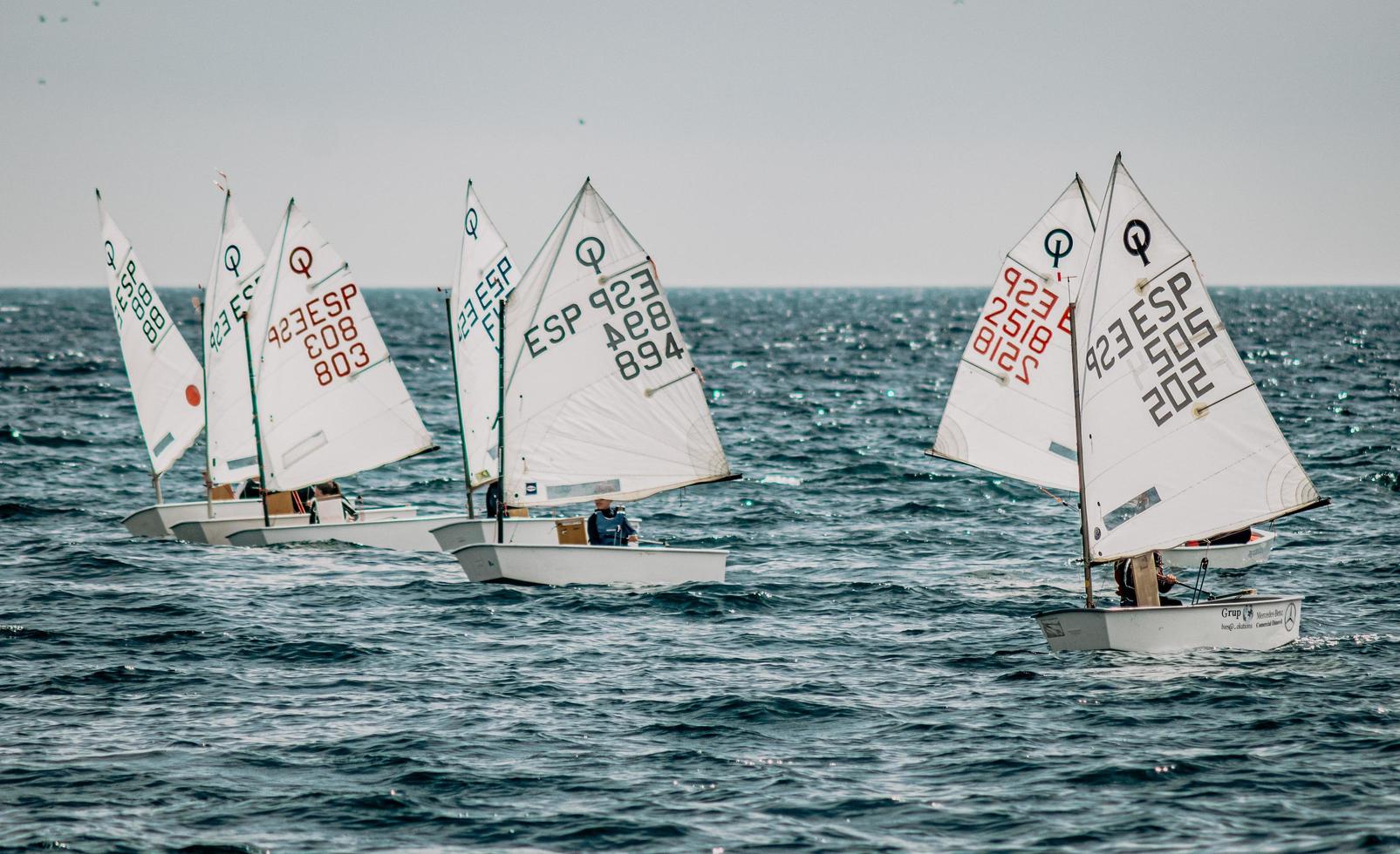 spanje, 2020 - witte zeilboot op zee overdag foto