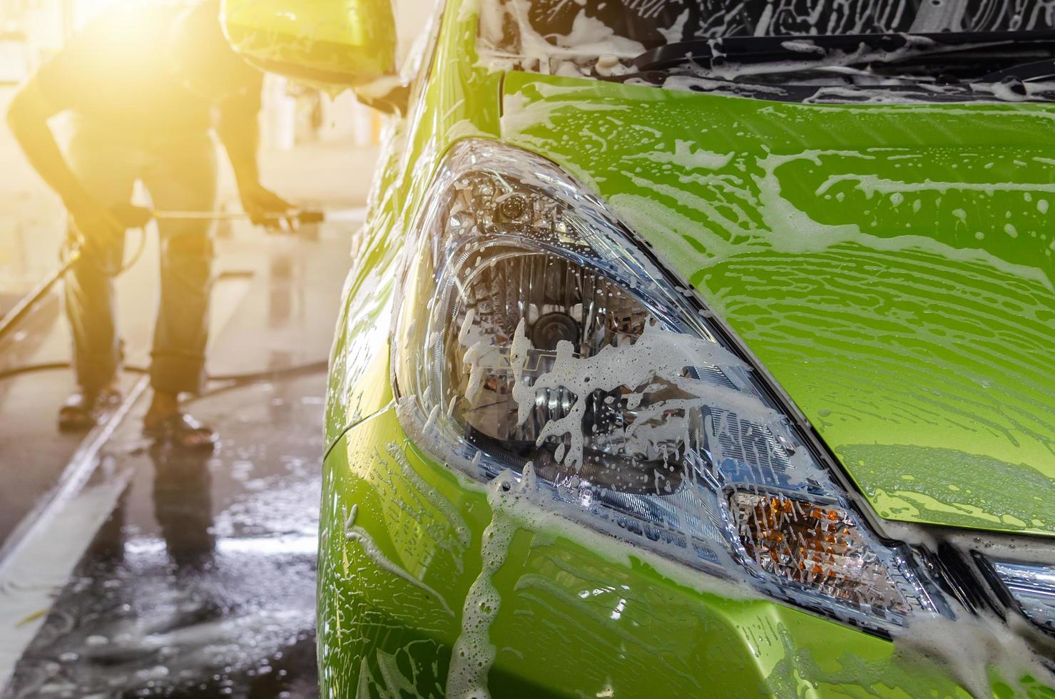 autowassen met schuim foto