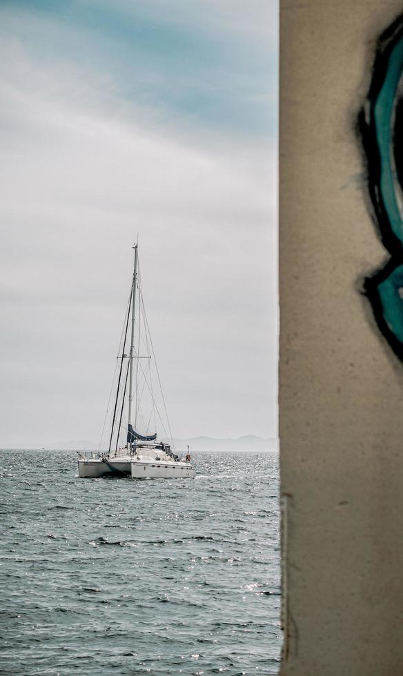 Alicante, Spanje, 2020 - Witte zeilboot op zee onder witte lucht overdag foto