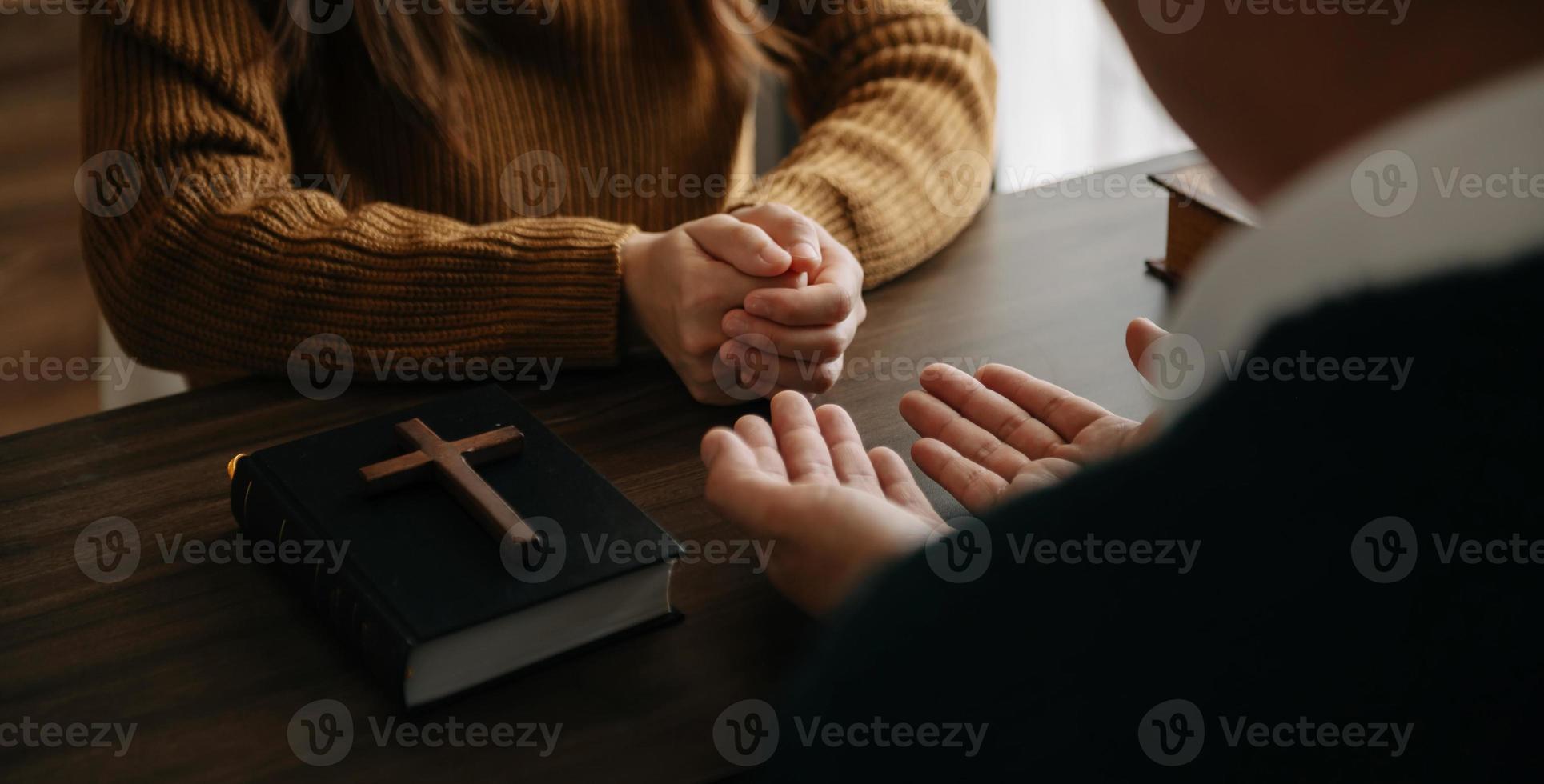 christenen zijn gemeenteleden toetreden handen naar bidden en zoeken de zegeningen van god. foto