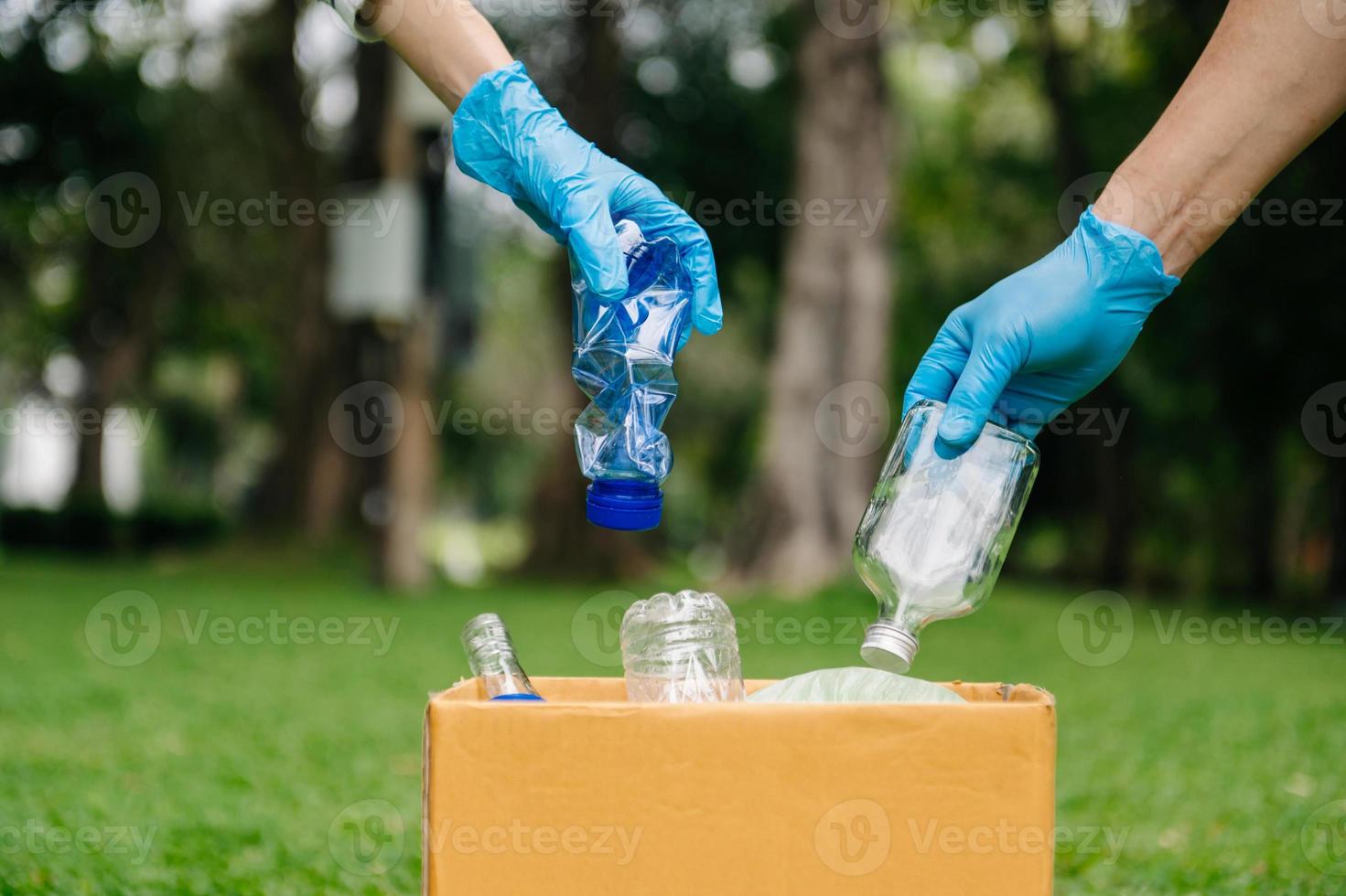 mensen hand- Holding vuilnis fles plastic en glas zetten in recycle zak .opruimen, vervuiling, ecologie en plastic concept. foto