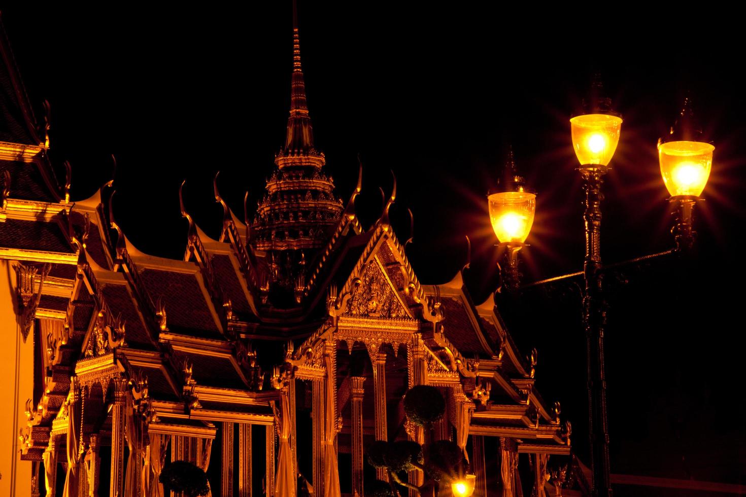 wat phra kaeo in de avond foto