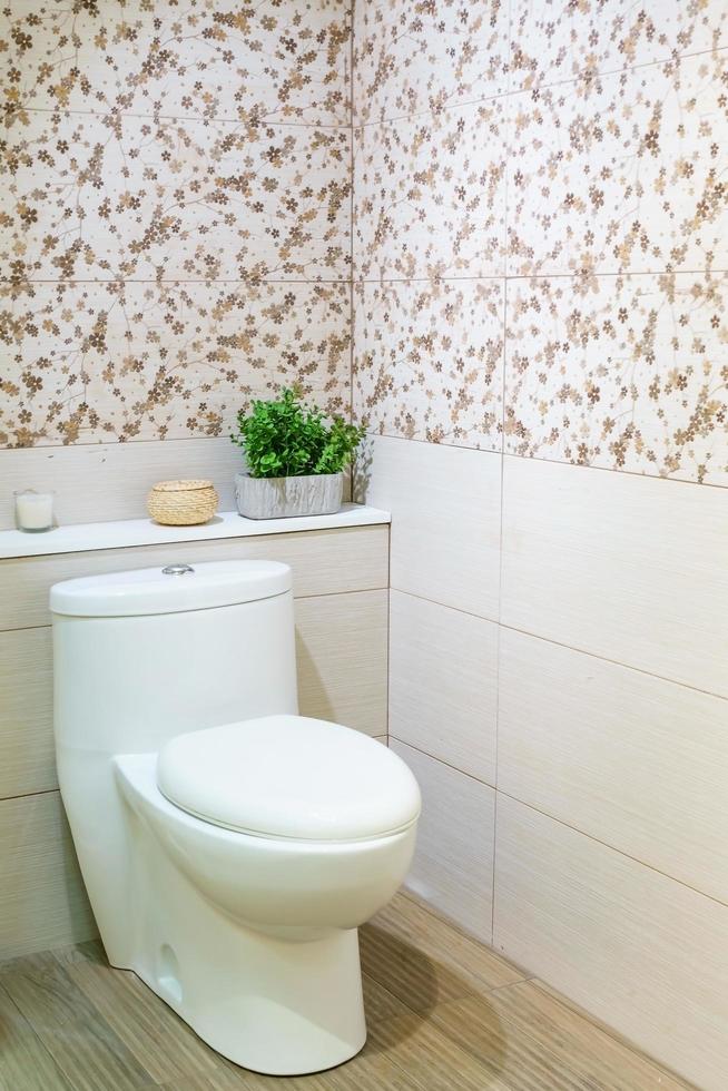 witte keramische toiletpot in de badkamer foto