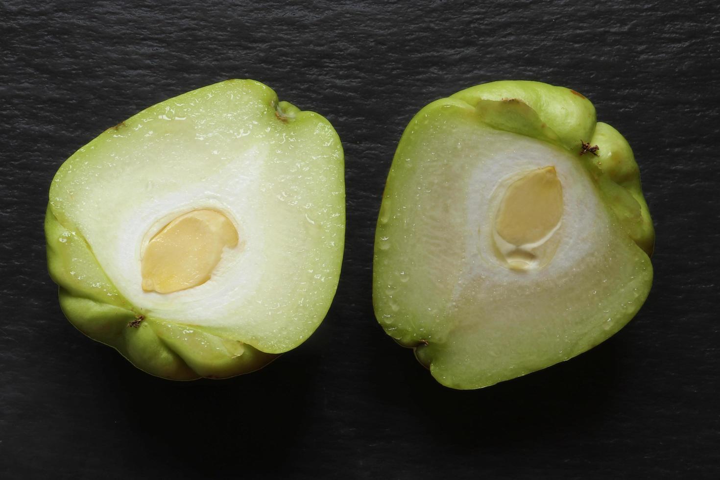 chayote helften op zwart foto